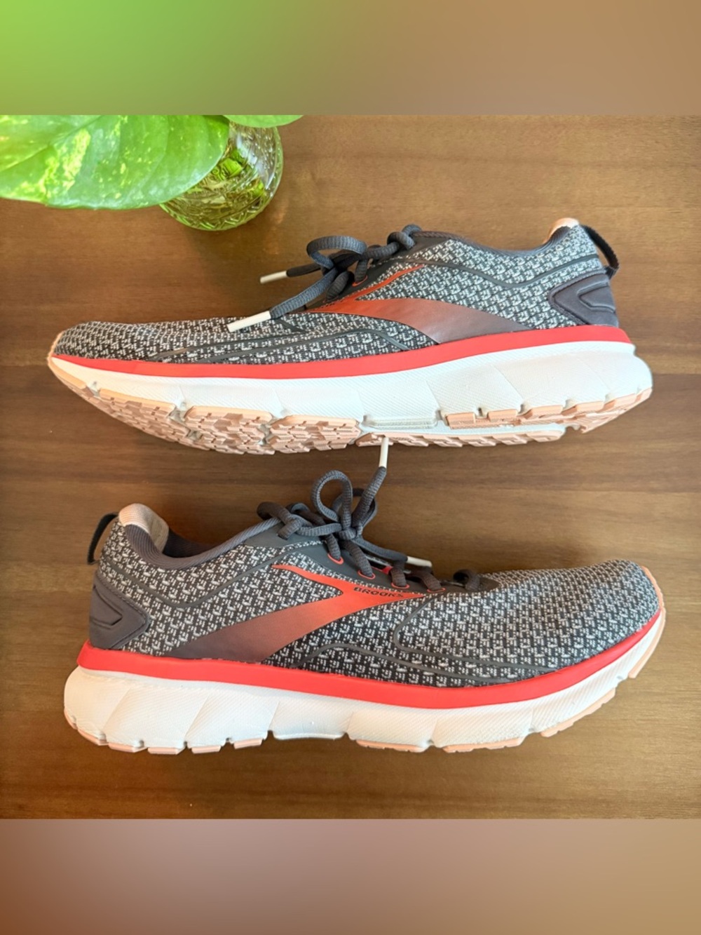 GUC Brooks Transmit 3 Women’s 10.5  Performance Running Shoes Charcoal & Red